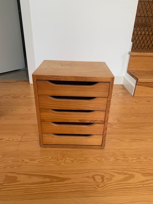 Pequeno móvel de 5 gavetas