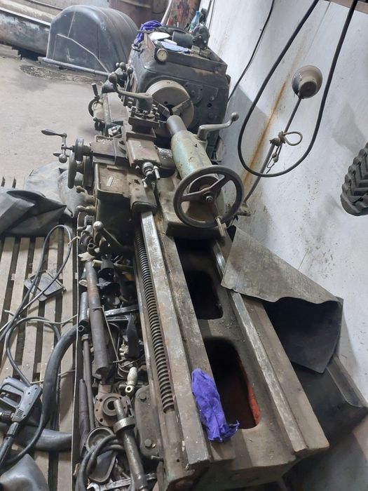 Токарний станок красний плорітарій