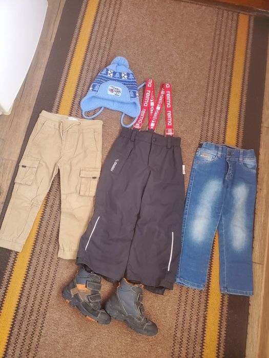 Подарую одяг 104 і взуття 17,5 см