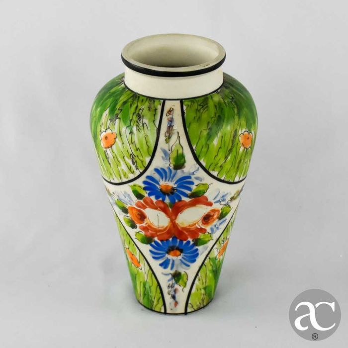 Jarra em porcelana pintada à mão, assinada
