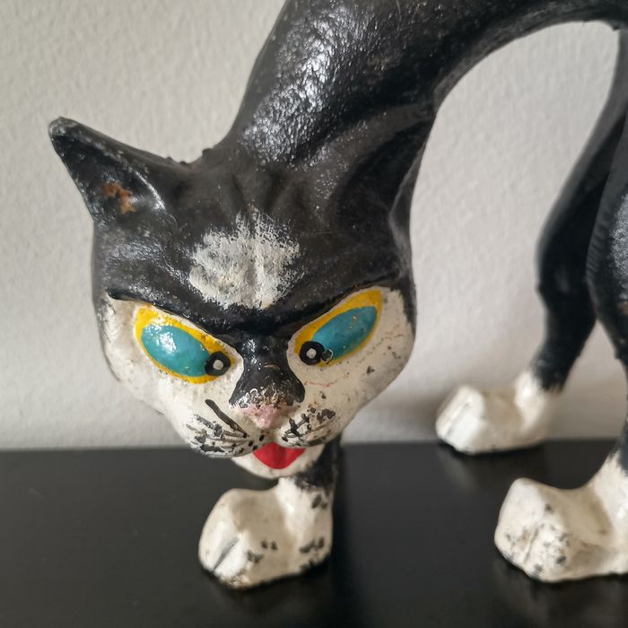 Gato em ferro fundido