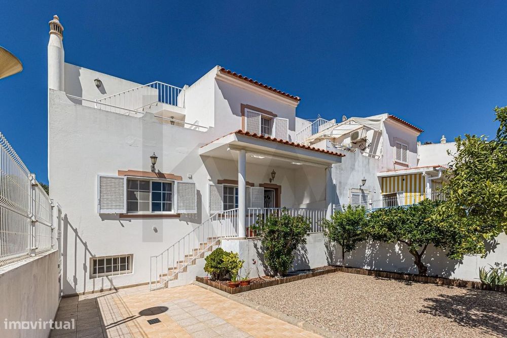 Moradia T3+1 com garagem em Armação de Pêra! Vista-mar.