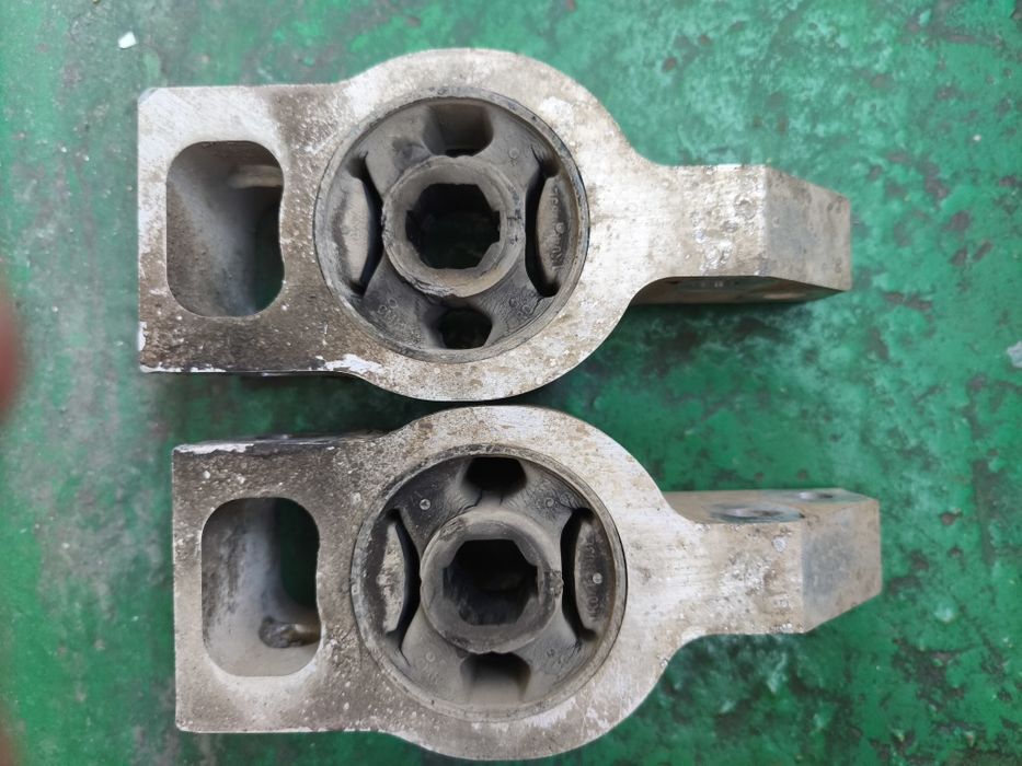 Сайлентблок переднього нижнього ричага 3C0199231E VAG VW