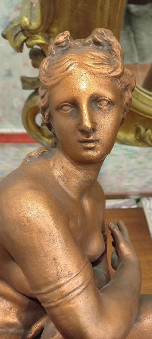 Afrodite sentada" de Germano da Silva, louça das Caldas da Rainha