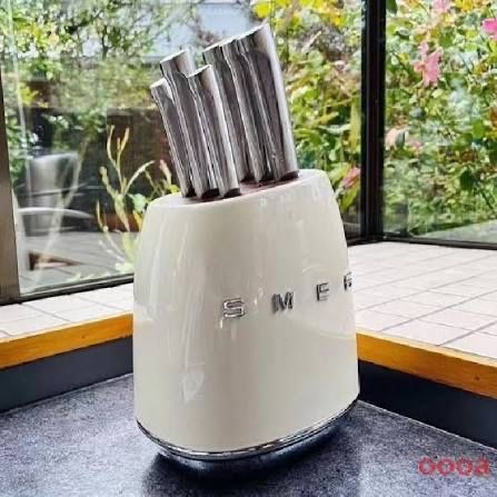 Набір кухонних ножів SMEG.