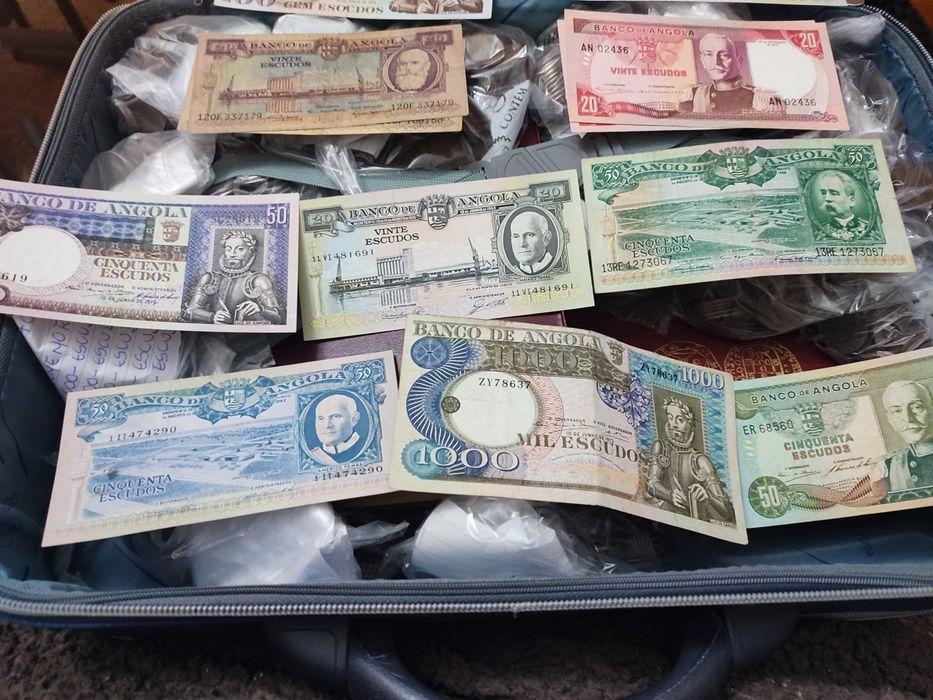 Coleção de moedas e notas antigas e de vários países