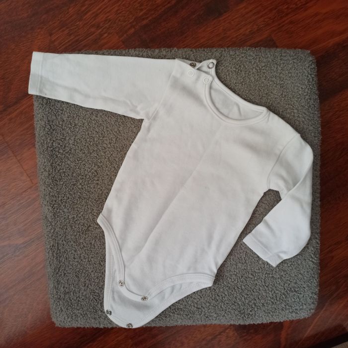 Białe zwykłe body