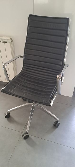 Cadeira de secretária em pele