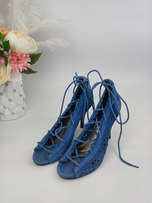 Szpilki w kolorze niebieskim jeans ażurowe szpilki 40