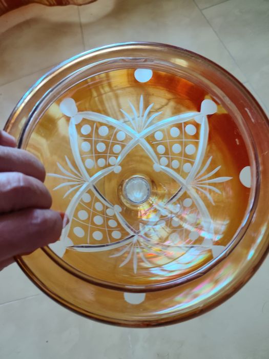 Lindíssima taça em vidro transparente com uma tampa em cristal