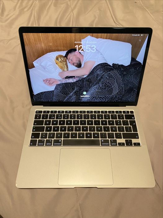 MacBook Air de 13,3 polegadas, com processador Intel Core i5, 8 GB de RAM e ecrã Retina de 2560 × 16