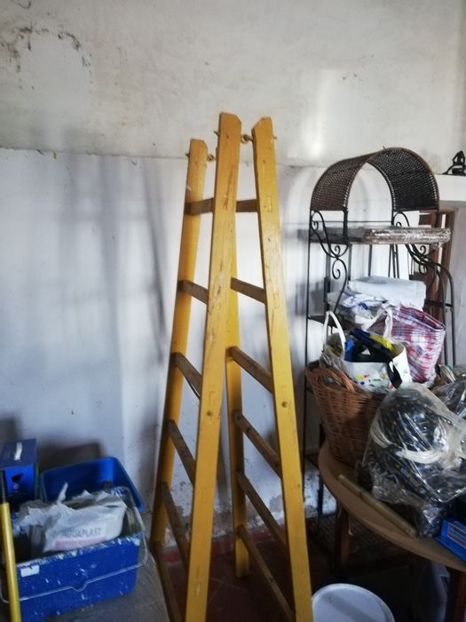 Escada em madeira e acessórios em ferro. Muito antiga.