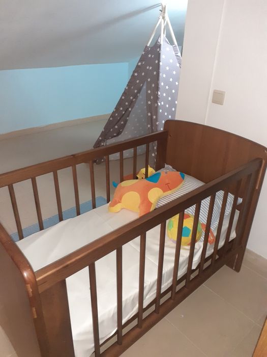 Berço de grades em madeira maciça, com colchão incluído