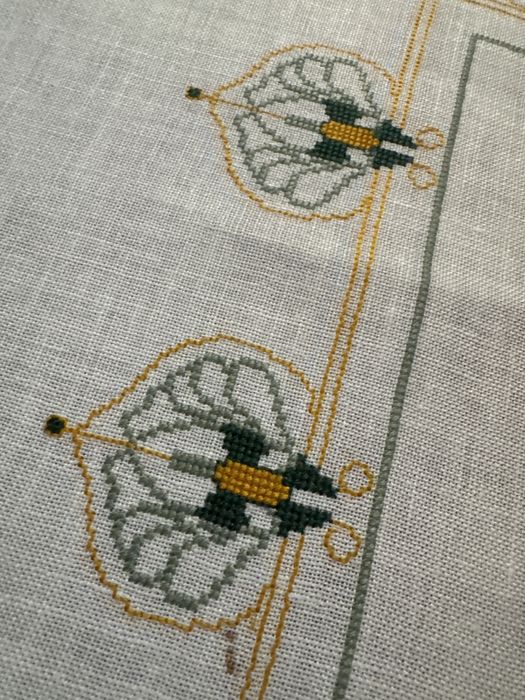 Bieżnik len ręcxnie haftowany do kolekcji