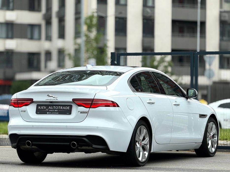 Продаж гарного Jaguar XE