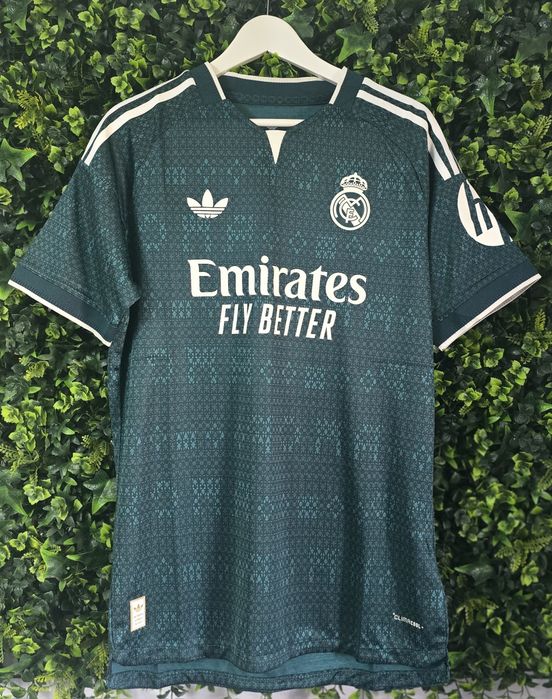 T-shirt Real madrid versão de jogador

tamanho L (atenção é mais justa)

Novo e para entrega imediata