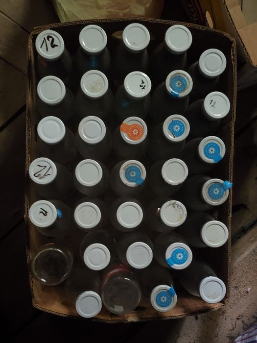 Банки ,бутылки крышками