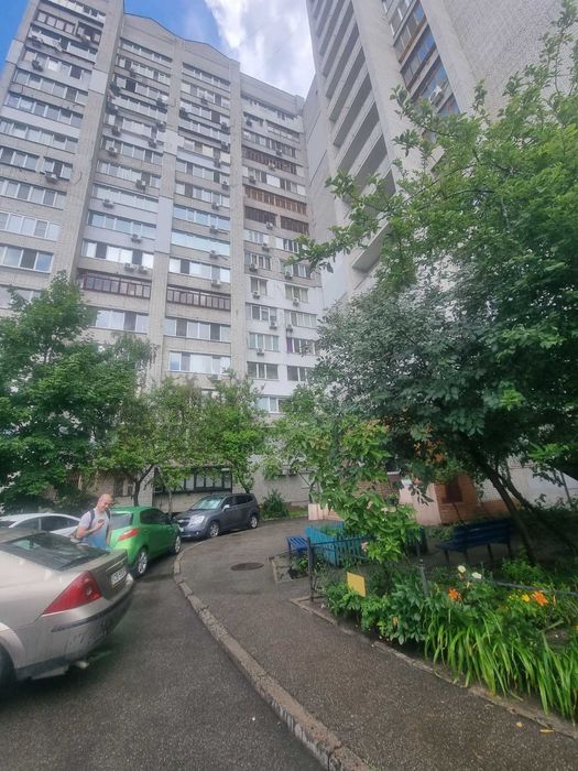 2.5% комісія продам 2 кім кв. вул. Драгоманова 31 в  метро Позняки