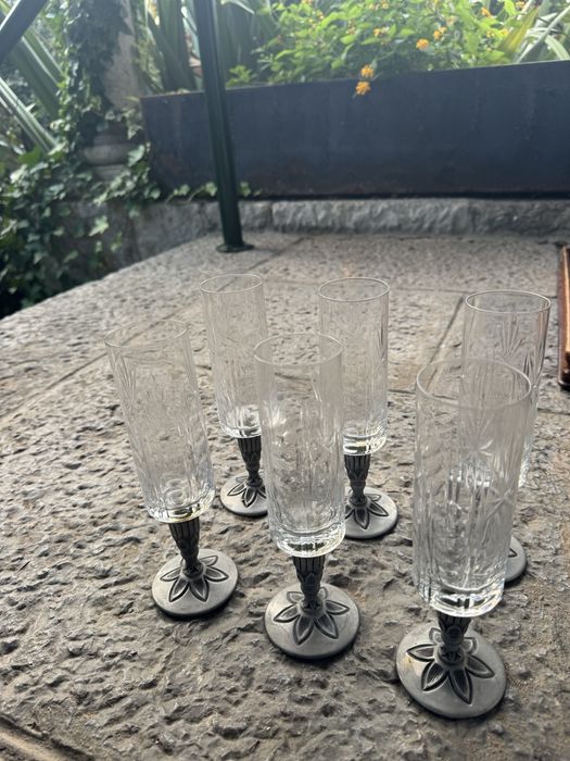 Conjunto de copos em cristal e estanho