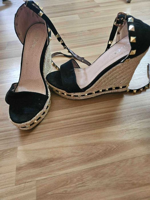 Босоніжки на танкетці