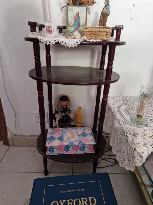 Três Pequenas Estantes de apoio