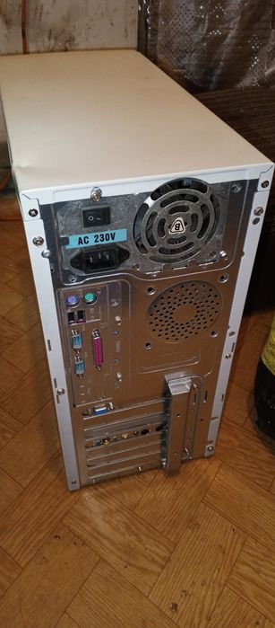 Komputer stacjonarny Pentium 3 retro uszkodzony