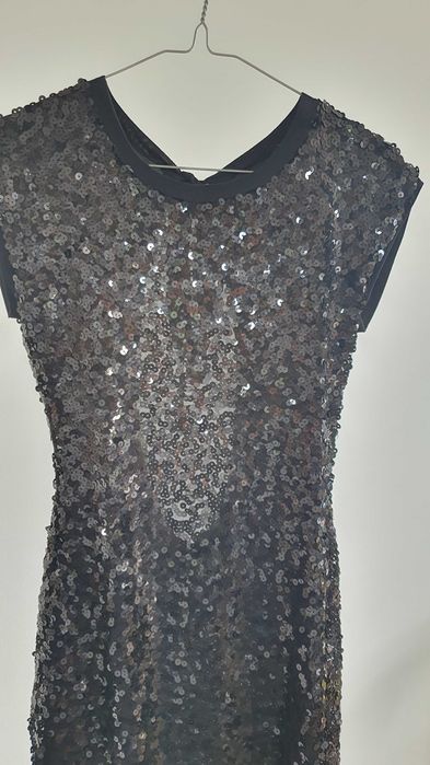 Czarna sukienka mini z cekinami