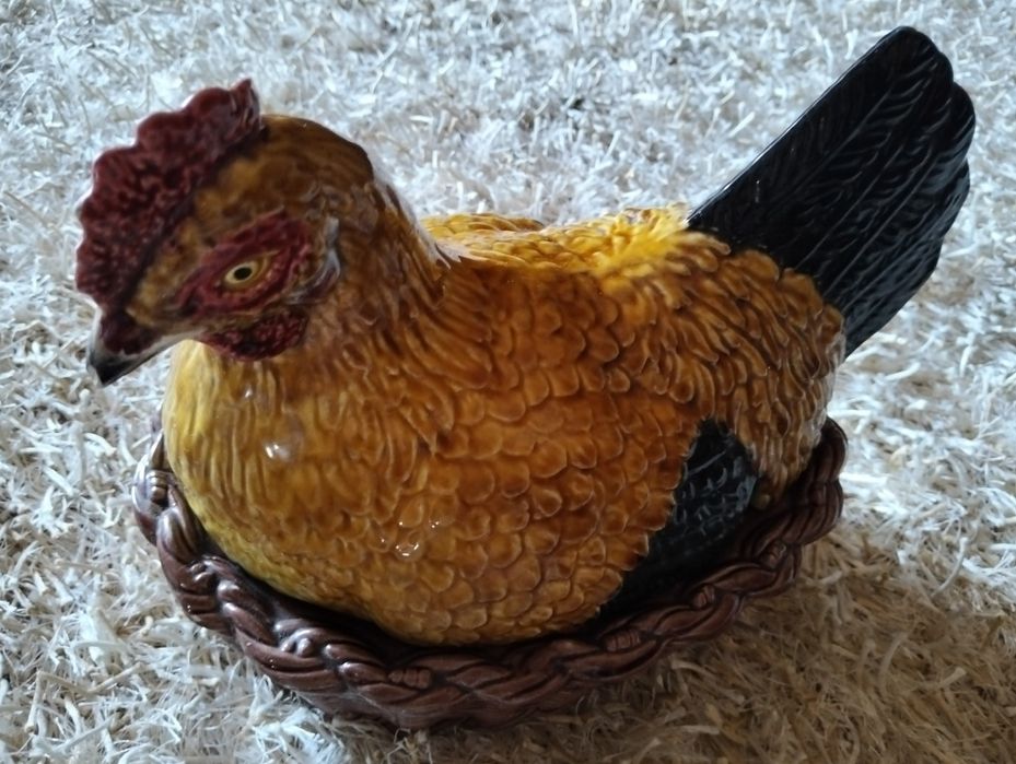 Terrina Galinha no Ninho – Bordallo Pinheiro (Faiança das Caldas)