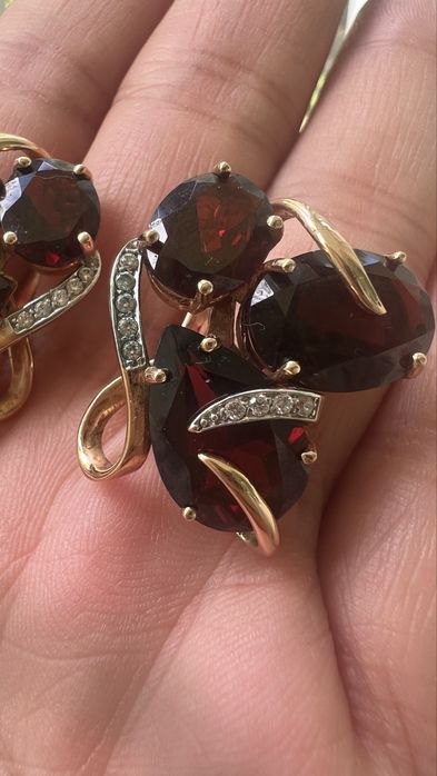 Нереальные серьги золото 585 гранаты ОЮЗ вес  15,61 го цена 4000  грн грамм