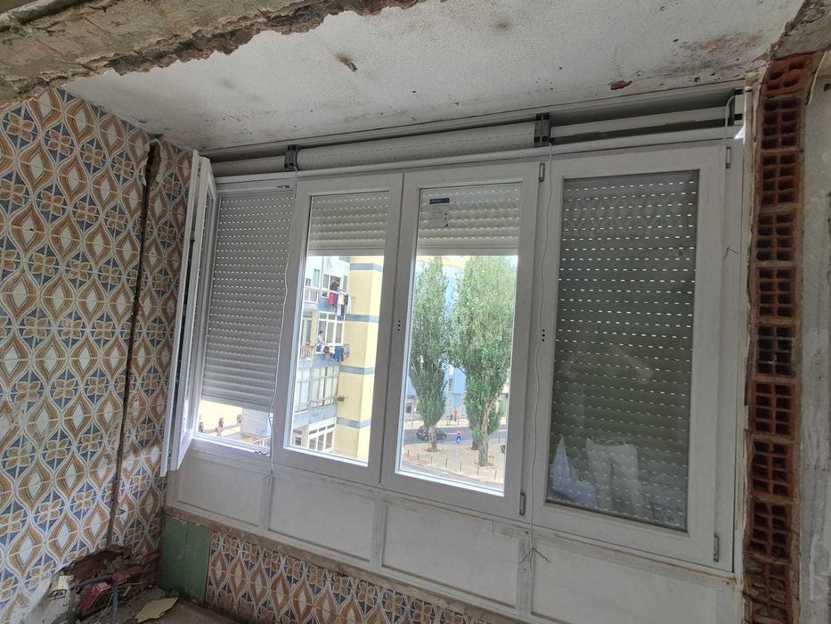 8 Janelas PVC com 6 estores Elétricos