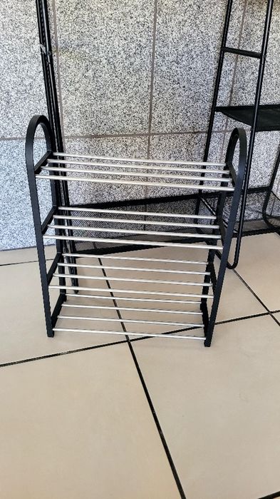 2 Araras de roupa com sapateira