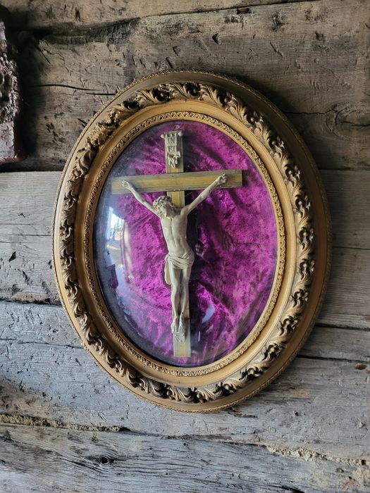 Zabytkowy krzyż za wypukłym szkłem owalna rama