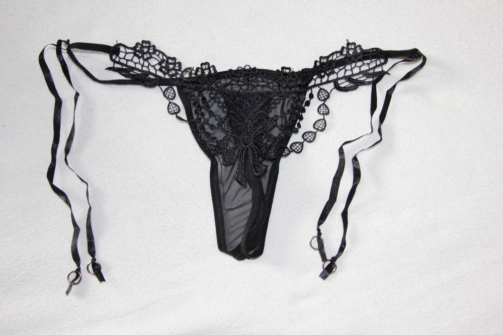 Seksowne koronkowe stringi z troczkami