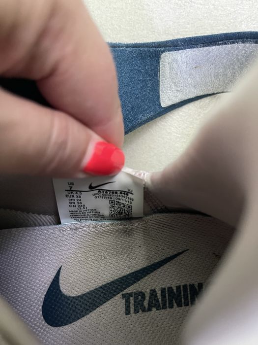 Кроссовки Nike женские