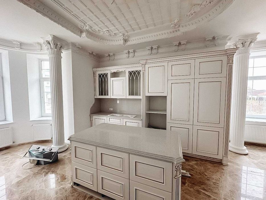 Продається шикарний будинок у класичному стилі в Совіньйоні.