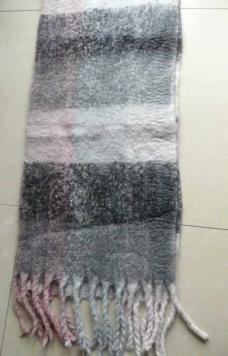 Olbrzymi szal szary z pudrowym różem otulający 210 x 41 cm 20 % wełna