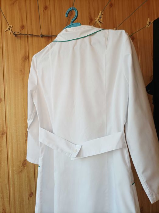 Продам халат медичний 48розмір в гарному стані зі щільної тканини