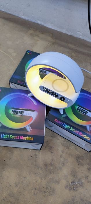 Carregador sem fio candeeiro RGB e coluna Letra G