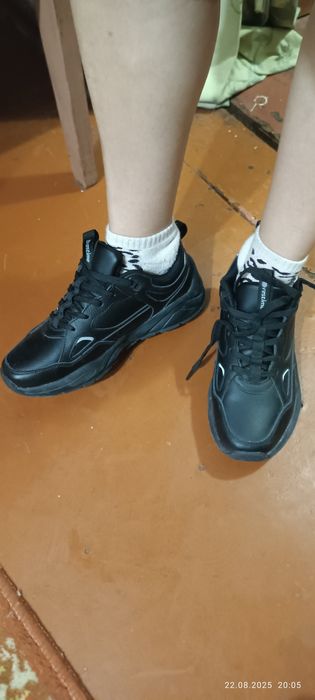 Кроссовки кожаные. Новые 38 р.