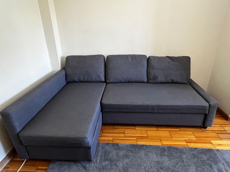 Sofá cama com baú.