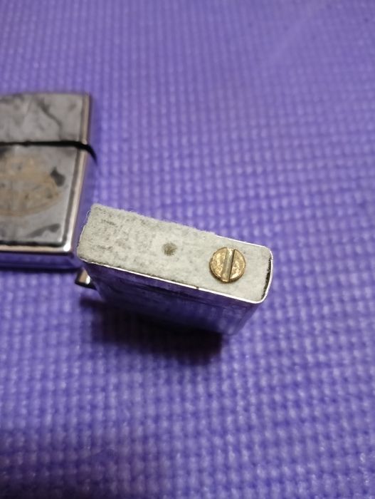 Зажигалка бензиновая Zippo.