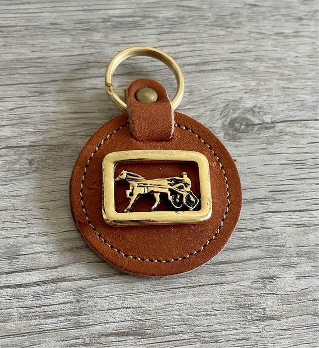 Porta-chaves antigo de couro castanho com relevo de cavalo