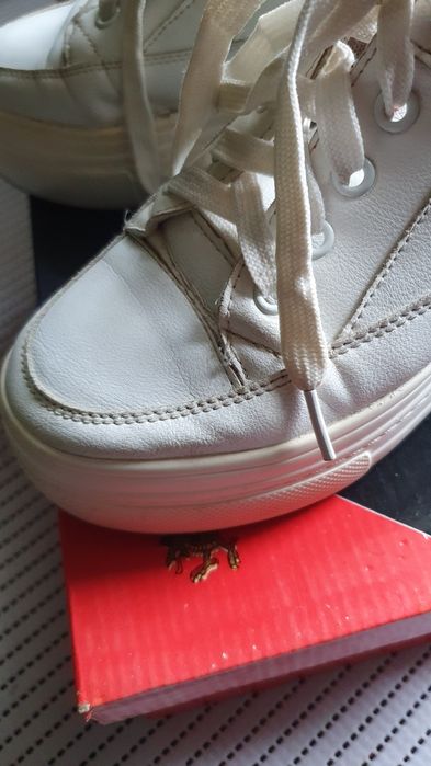 Отдам даром кроссовки для девочки