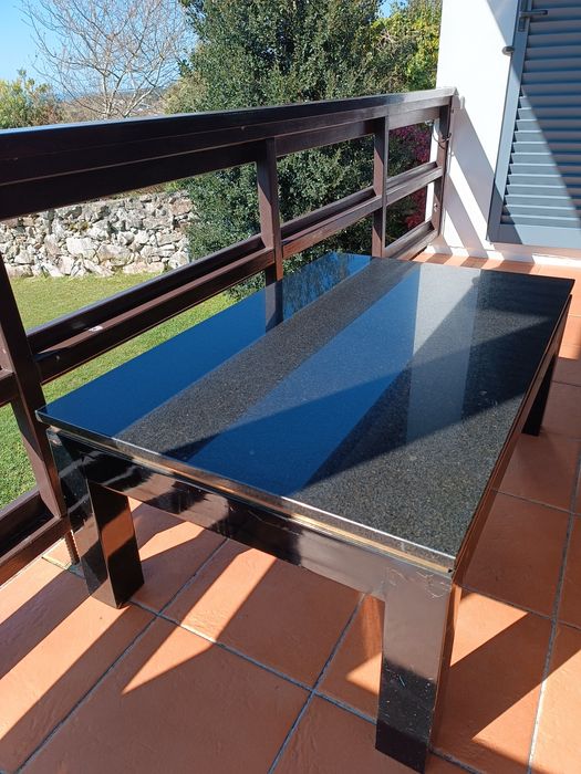 Mesa Preta com Tampo de Mármore