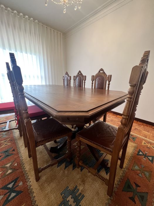 Mesa antiga em madeira maciça