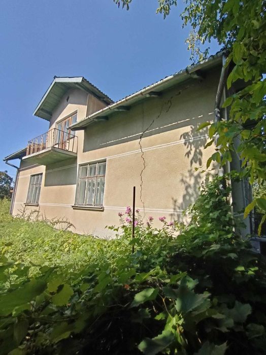 Продається будинок та земельна ділянка /Івано- Франк.