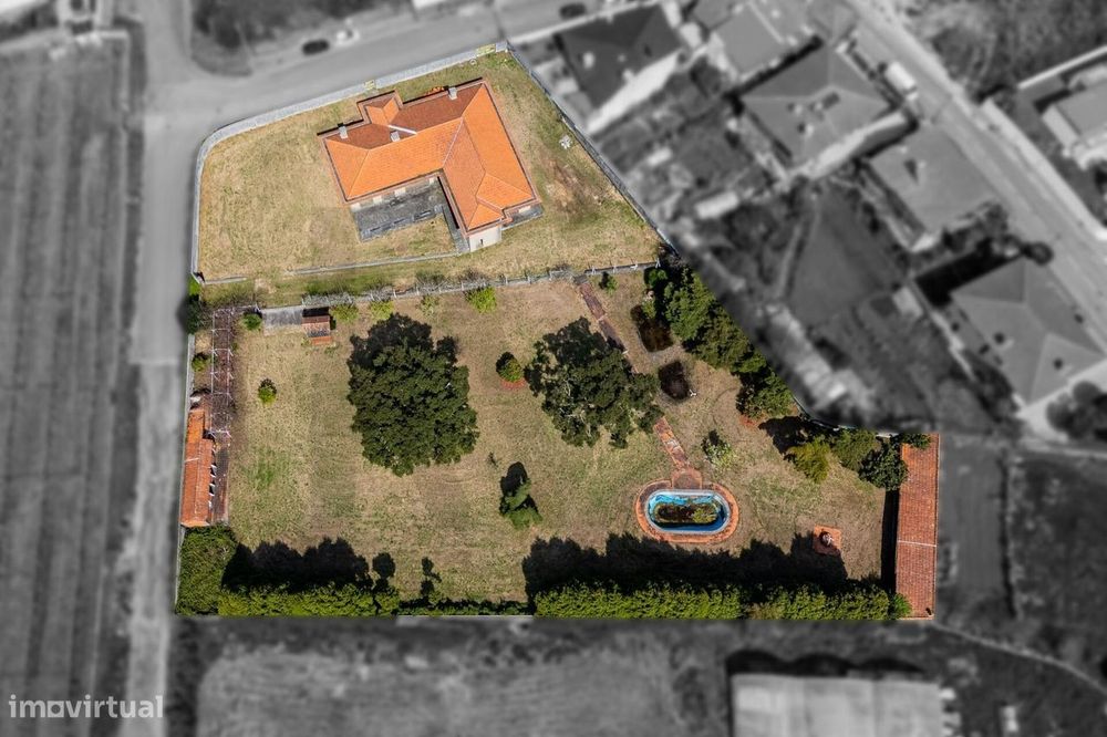 Quinta com moradia, em fase de construção, implantada num terreno com