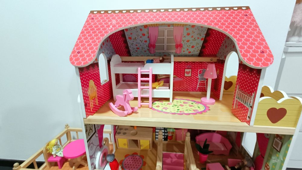 Casinha de brincar com mobiliário