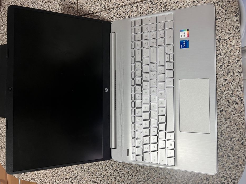 Portátil HP 15s-fq5023np - 15.6" Core i7 16GB 512GB SSD ×