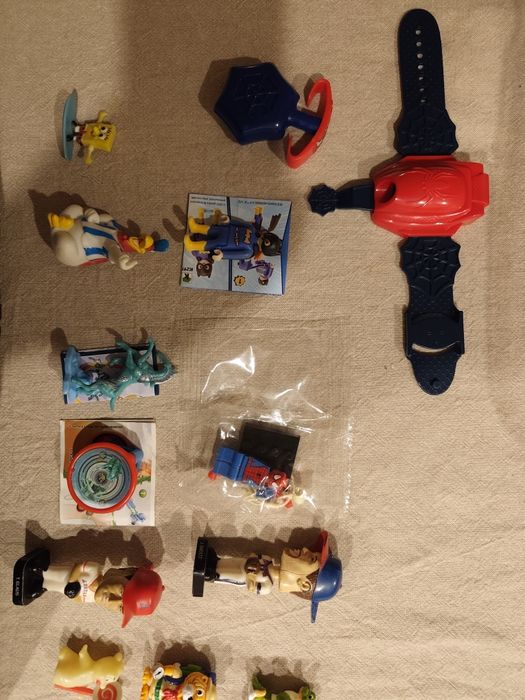 Bonecos pequenos Marvel, DC, Playmobil, LEGO, Nickelodeon, Kinder, Disney